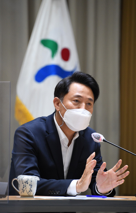 오세훈 서울시장이 17일 서울시청 대회의실에서 시장 취임 한달 기념 기자간담회를 열고 출입기자들의 질문에 답변하고 있다. 이날 간담회장에는 오 시장이 첫 임기를 수행했던 2008년 도입된 서울시 캐릭터 '해치'가 등장하고, 고(故) 박원순 전 서울시장 재임 중 도입된 서울시 브랜드 '아이 서울 유(I·SEOUL·U)'는 없었다.[사진=서울시 제공]